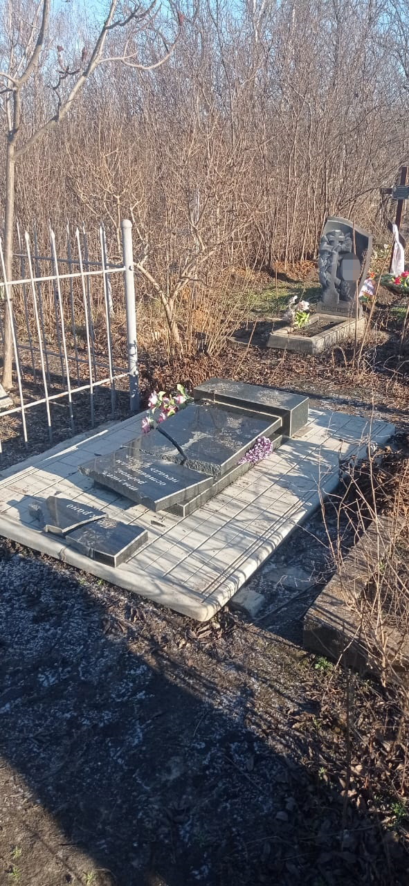 На Харьковщине мужчине сообщили  о подозрении в надругательстве над могилами