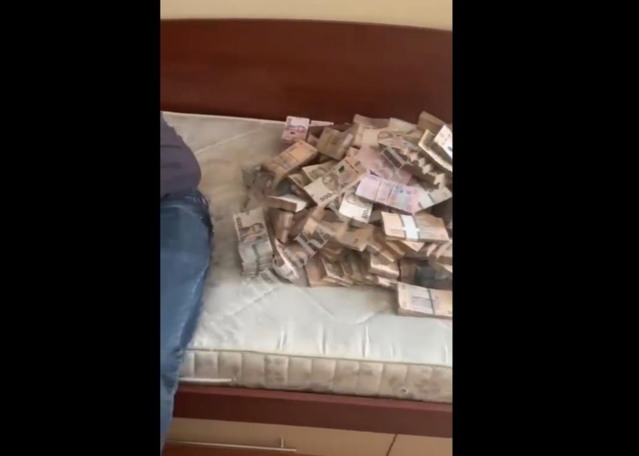 Миллионы в диване: экс-замминистра обороны уверяет, что деньги ему одолжила 86-летняя харьковчанка