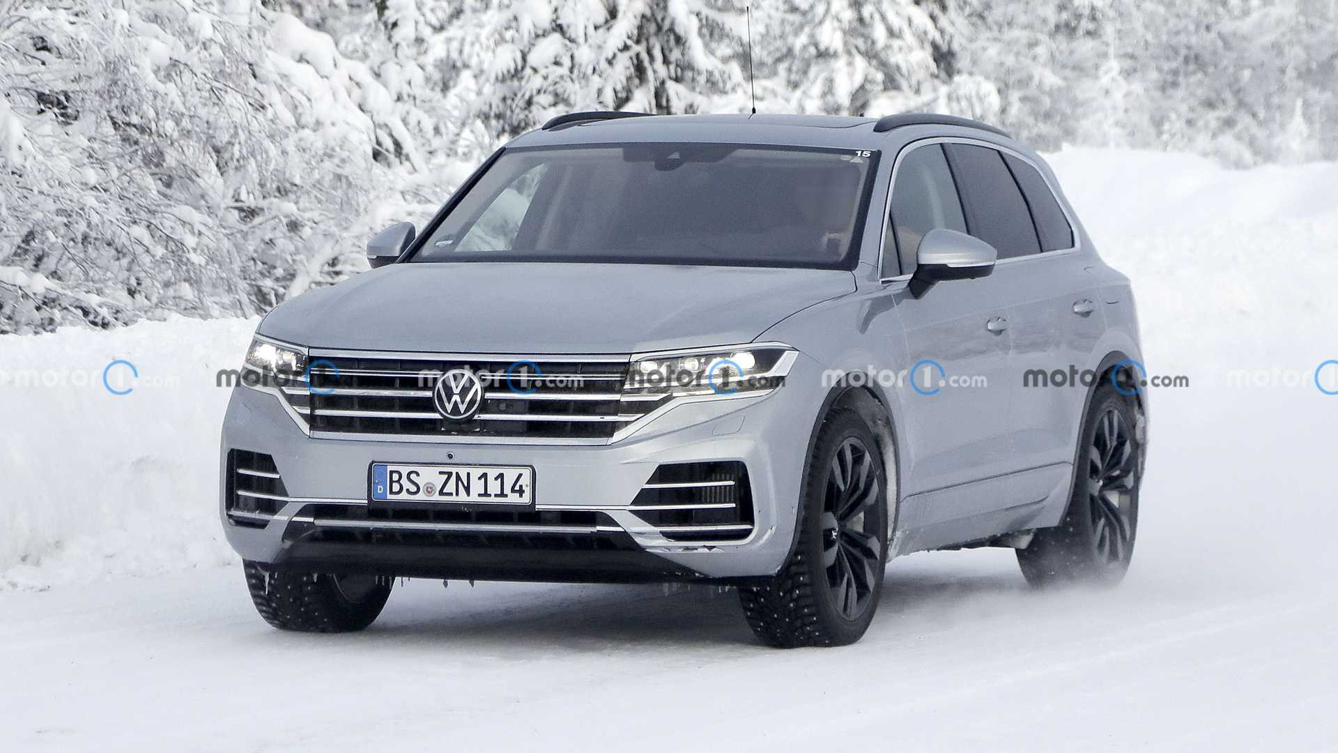 Оновлений Volkswagen Touareg «приховав» новий стиль на тестах