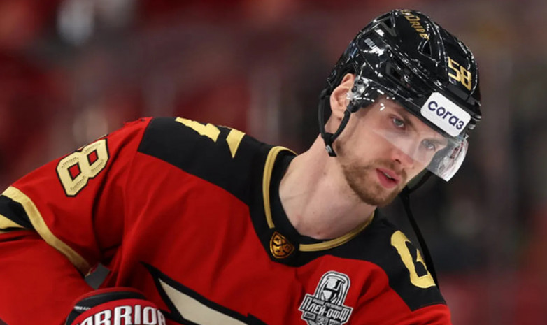 «Из героя анекдотов — в Героя». Как первая шайба защитника сборной Казахстана за «Авангард» помогла клубу приблизиться к Кубку Гагарина