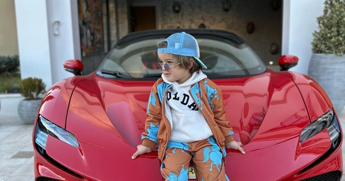  Трехлетний мальчик шокировал искусным дрифтом на Ferrari - видео 