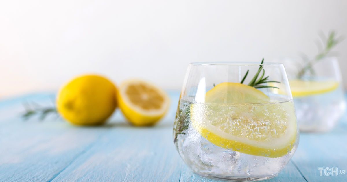  Девушка пила воду с лимоном каждый день в течение месяца и насчитала 5 главных изменений в здоровье 
