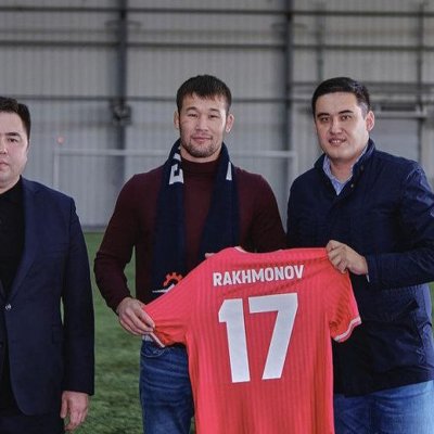 Фото. Шавкат Рахмонов встретился с клубом КПЛ и получил именную футболку