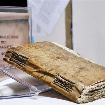 Книгу в обложке из человеческой кожи исследуют казахстанские ученые