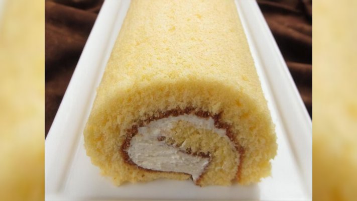 Нежный рулет со сгущенкой и арахисом. Кулинарный эксперт объяснила, зачем добавлять воду в бисквитное тесто