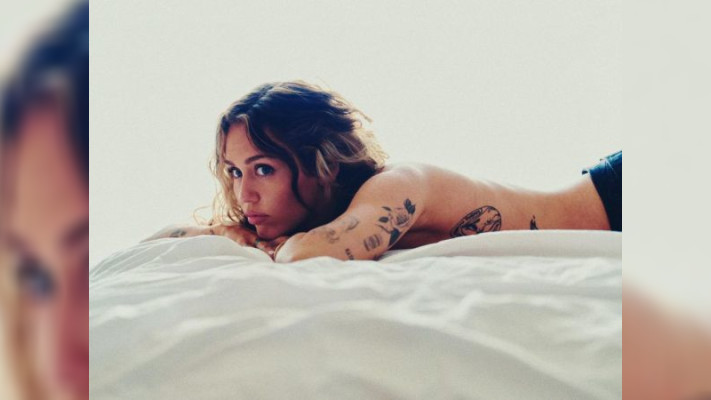 Майли Сайрус поделилась по фанатам откровенными снимками (фото)