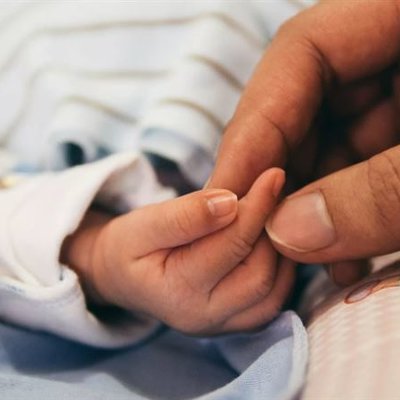 Кыргызстанка пыталась продать новорожденную дочь за iPhone и билет в Россию