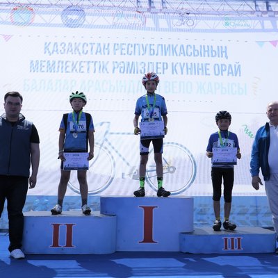 В Астане в честь Дня Государственных символов прошла велогонка среди юношей