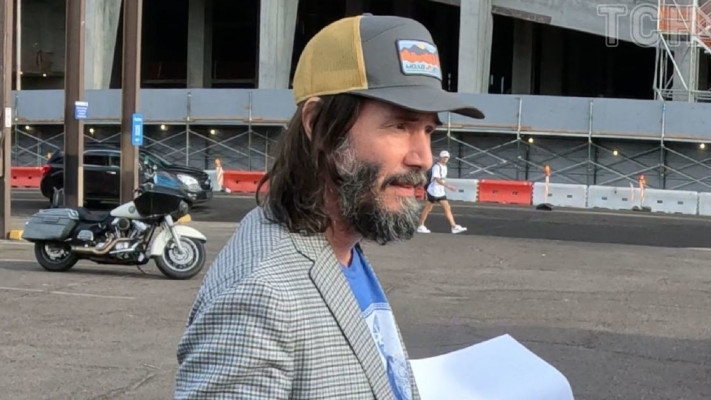 С седой отросшей бородой: актер Киану Ривз шокировал внешним видом 