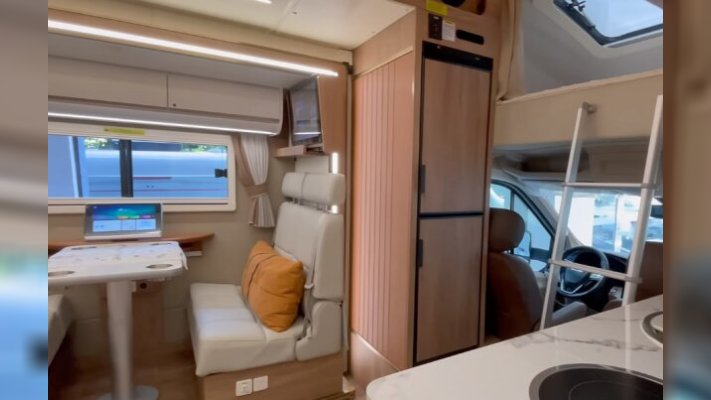 Есть веранда, душ и унитаз: как выглядит дом на колесах, сделанный из старого грузовика Volvo