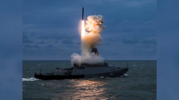 Ночью в Одессе раздались мощные взрывы, возник пожар в высотке. Область атаковали Калибрами, Ониксами и дронами Shahed. Видео 