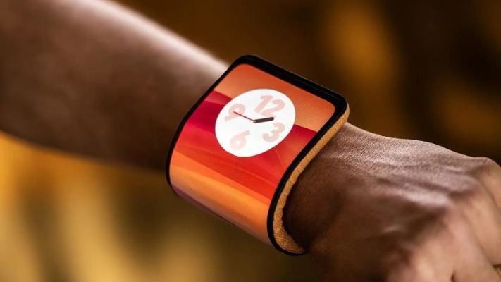 Motorola представила гибкий смартфон-браслет, который можно носить на запястье вместо часов