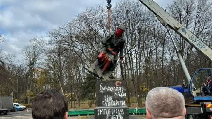 В столице Украины демонтировали памятник Пушкину – русскому писателю