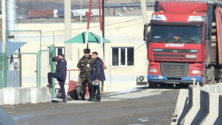 На КПП на кыргызско-казахстанской границе скопилось 500 грузовых автомобилей