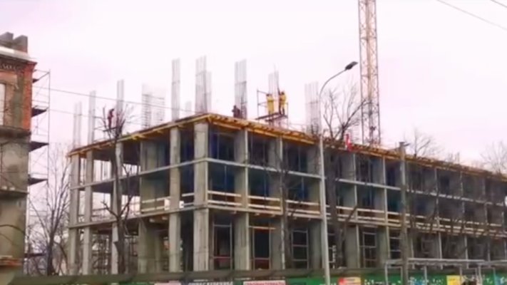 Оккупанты строят многоэтажку на месте уничтоженного символа Мариуполя (видео) 