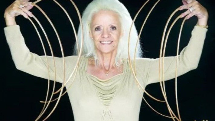 Умерла экс-рекордсменка по самым длинным ногтям в мире - фото