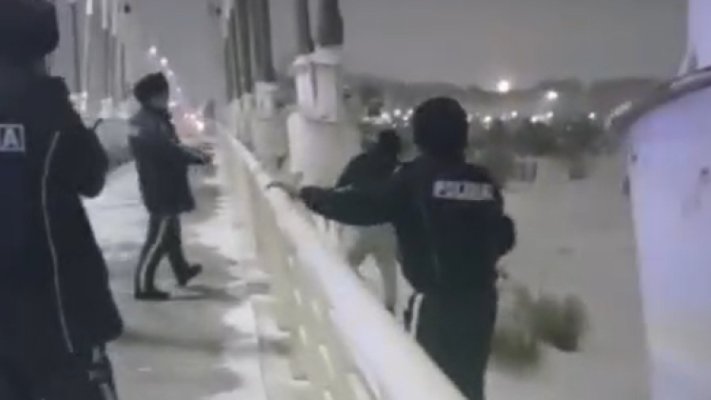  Полицейские спасли юношу от прыжка с моста в Астане 