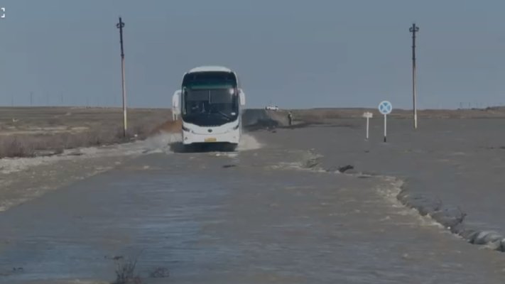 Более 350 грузовых фур застряли на трассе из-за паводков, размывших дорогу Кульсары — Доссор