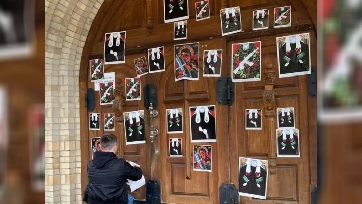 В центре Черкасс оклеили вход в церковь УПЦ (МП)
