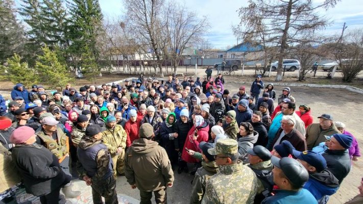 Аким СКО встретился с жителями отрезанного села большой водой