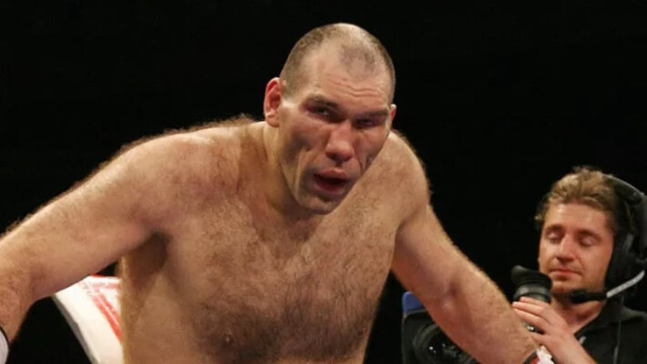 валуев признался, что считает Усика фаворитом реванша с Фьюри