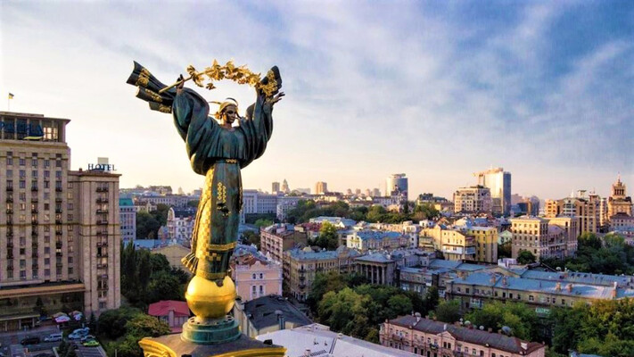 От Азарова до Лорак: бывшие народные и заслуженные стали предателями