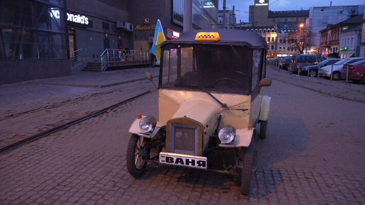 В центре Днепра ездит 128-летнее ретро-такси из Америки