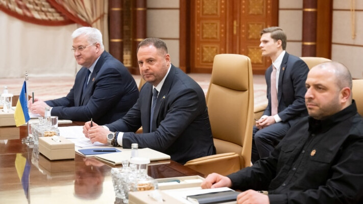 Ермак заявил, что с Сибигой и Умеровым прилетел в Париж на встречи с представителями США и ЕС