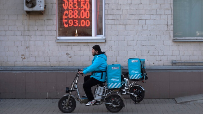 В Петербурге мигрантам запретят работать в такси и доставке. Экономист: это повысит цены и повлияет на экономику