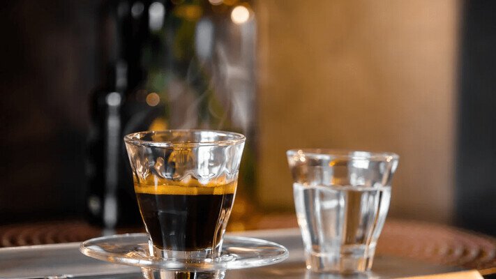 Утренний лайфхак: что выпить перед кофе для долголетия?
