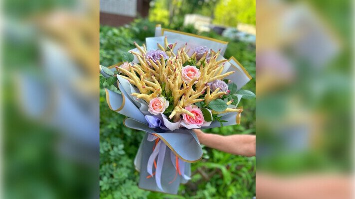 Изготовленный в Днепре букет из куриных лапок удивил соцсети