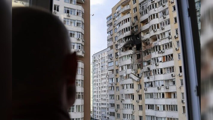 РФ обстреляла Киев ракетами и дронами. Трое погибших, много пожаров, повреждено метро 