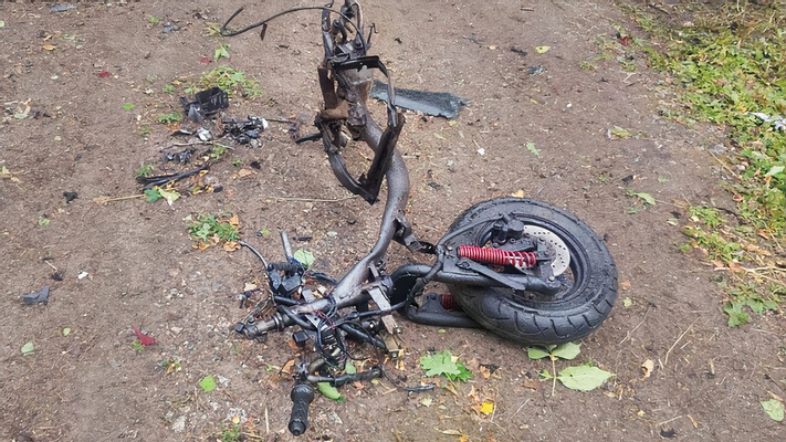 В Харькове взорвался скутер от случайных людей, погиб военный. Задержали 19-летнюю женщину 