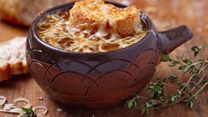 Вкуснейший лук, хрустящая корочка и магия вкуса: суп с запеченным луком по французски