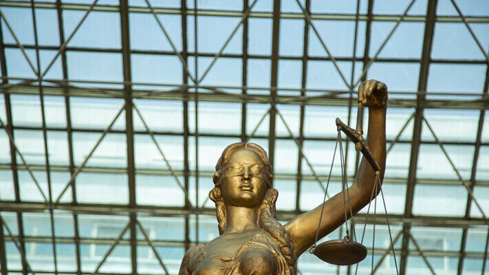 Дипломата Сакена Мамаша осудили на шесть лет за истязание супруги