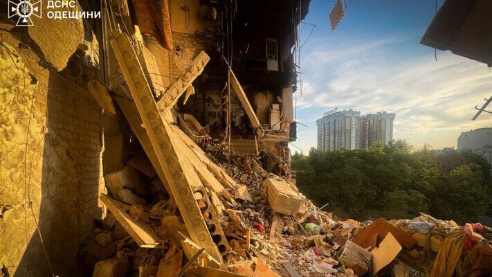 Россияне разрушили многоэтажку, атаковали кладбище и предприятия: среди раненых дети
