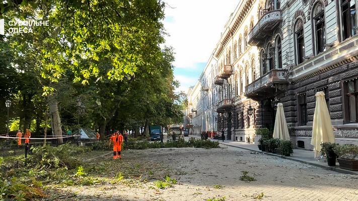 В Одессе дрон РФ попал прямо по Приморскому бульвару. Фото 