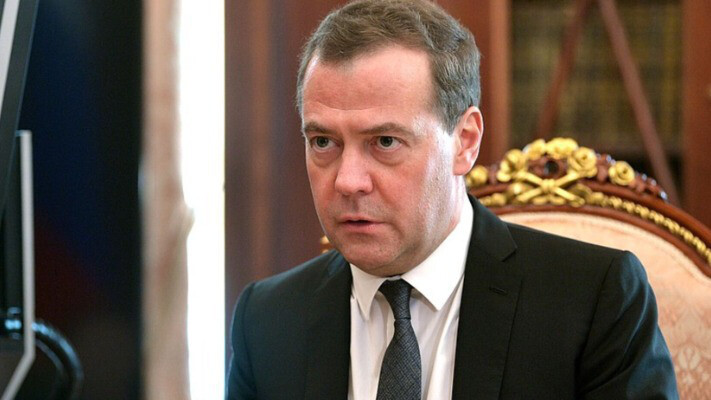 Медведев угрожает США войной