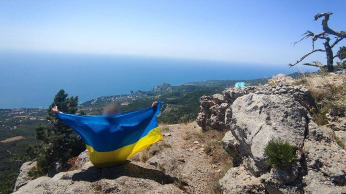 «Мне отвратителен триколор»: «Желтая лента» провела проукраинскую акцию в городах Крыма