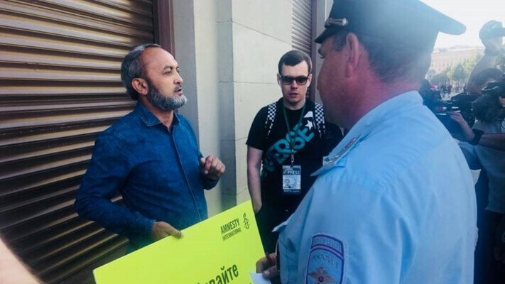 «Даже в тюрьме он продолжает бороться. Его не смогли сломать». Фильм о правозащитнике Бахроме Хамроеве