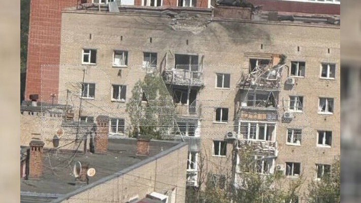 В Ростове сбитый с курса БПЛА врезался в жилой дом. Эффектное видео 