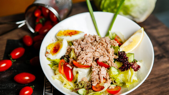 Салат с тунцом, яйцом и кукурузой: быстро, вкусно и красиво