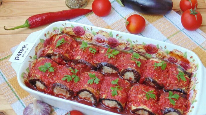 Нежные баклажанные рулетики с мясной начинкой и томатным соусом — идеальное блюдо на любой стол