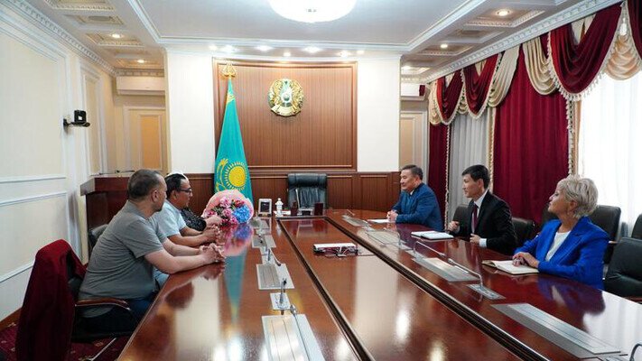 Аким Акмолинской области встретился с коллективом театра