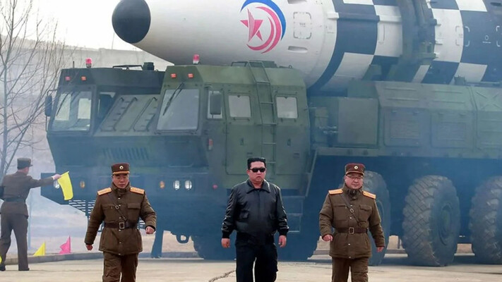 Ким Чен Ын испытал новый ракетный двигатель: Северная Корея готовится к запуску МБР Хвасон-20