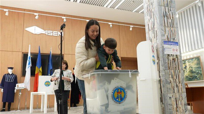 На парламентских выборах в Молдове лидирует партия президента Санду