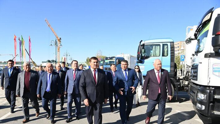 Победителям областного конкурса «Үлгілі елді мекен» вручены 19 единиц коммунальной техники