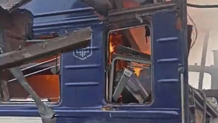 РФ ударила по пассажирскому поезду Шостка – Киев, ранены десятки человек. Видео 