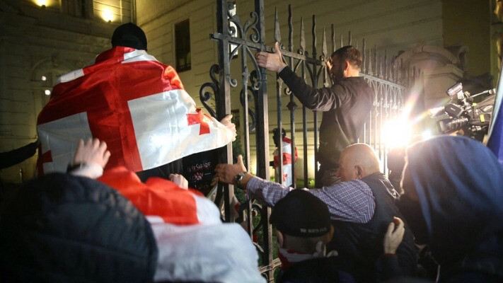 Шесть участников протеста и 21 правоохранитель были доставлены в медицинские учреждения