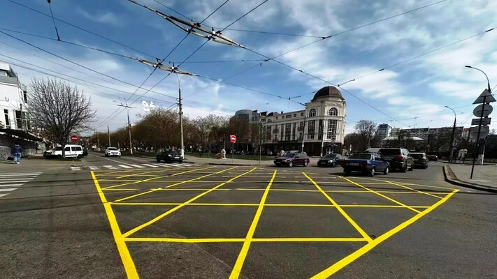 Из-за яркой разметки на дорогах водителям грозят большие штрафы: что нужно знать